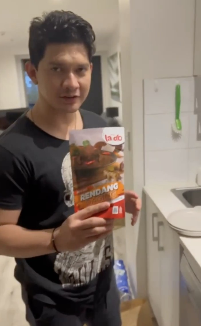 Iko Uwais Bagikan Momen Makan-makan Bareng Istri dan Keluarga