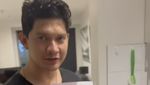 Romantis! Iko Uwais Bagikan Momen Makan Bareng Istri dan Keluarga