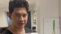 Saat di luar negeri, Iko rupanya tak bisa jauh dari makanan favoritnya. Beruntung sang istri membawakan rendang kemasan saat ia di Selandia Baru. Foto: Instagram iko.uwais