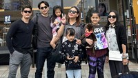 Potret seru liburan di Jepang dibagikan oleh keluarga Uwais. Mereka santap di restoran Hamazushi. Foto: Instagram iko.uwais