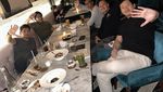Romantis! Iko Uwais Bagikan Momen Makan Bareng Istri dan Keluarga
