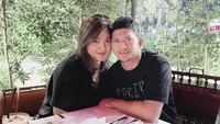 Aktor 42 tahun ini tak lupa mengabadikan momen berduaan sebelum pesanan makanan mereka di restoran datang. Terlihat Audy memilih minuman es, sedangkan Iko secangkir kopi hangat. Foto: Instagram iko.uwais