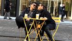 Romantis! Iko Uwais Bagikan Momen Makan Bareng Istri dan Keluarga