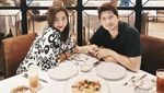 Romantis! Iko Uwais Bagikan Momen Makan Bareng Istri dan Keluarga