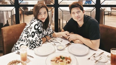 Romantis! Iko Uwais Bagikan Momen Makan Bareng Istri dan Keluarga