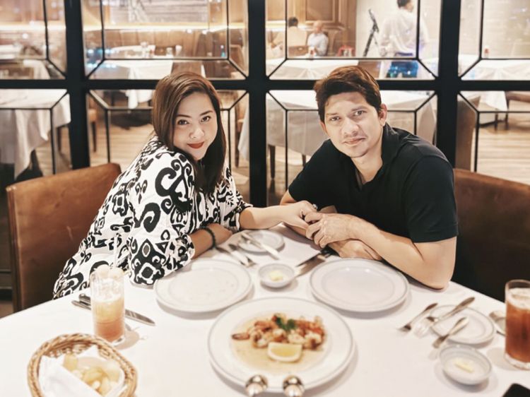 Romantis! Iko Uwais Bagikan Momen Makan Bareng Istri dan Keluarga