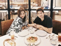 Romantis! Iko Uwais Bagikan Momen Makan Bareng Istri dan Keluarga