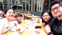 Iko selalu menyempatkan waktu untuk kumpul bersama istri dan dua anak perempuannya. Agenda simpel berupa makan bareng di mall pun jadi pilihan. Foto: Instagram iko.uwais