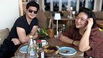 Romantis! Iko Uwais Bagikan Momen Makan Bareng Istri dan Keluarga