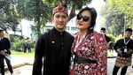 Romantis! Iko Uwais Bagikan Momen Makan Bareng Istri dan Keluarga