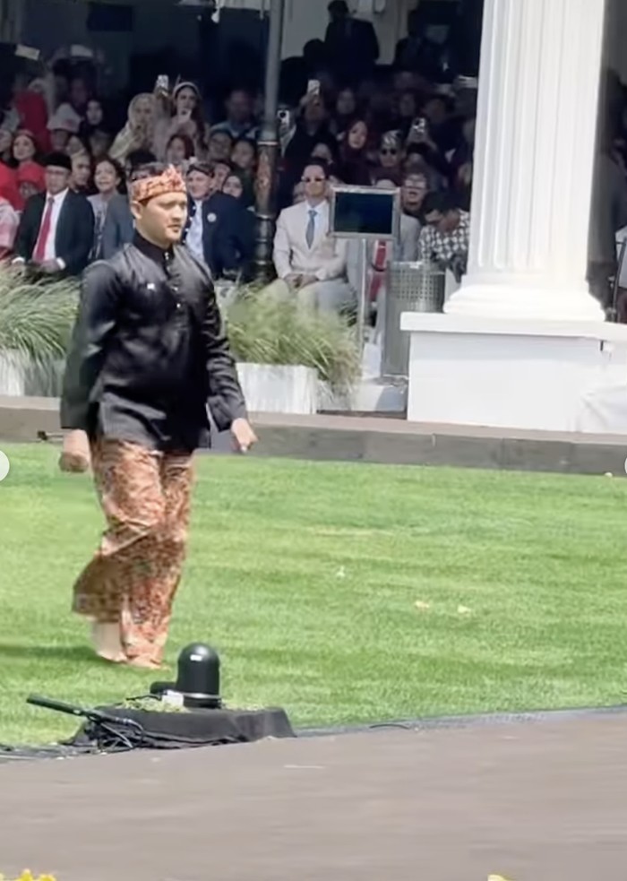 Iko Uwais Bagikan Momen Makan-makan Bareng Istri dan Keluarga