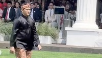Penampilan Iko Uwais saat tampil di depan Presiden Prabowo Subianto diabadikan oleh sang istri, Audy Item. Ia mengaku bangga bisa tampil bersama para pesilat, penari, dan seniman dari seluruh Indonesia. Foto: Instagram iko.uwais
