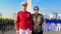 Isra Mashel foto bersama ayah, Sandy Arifin, di pelataran Monas. Nama Isra Mashel mulai dikenal saat dirinya menjadi Paskibraka di Istana Merdeka pada HUT ke-77 RI. Foto: Instagram @sandyarifinsh