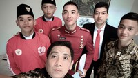 Cowok lulusan SMA Labschool Cirendeu ini sempat bertemu dengan Paskibraka 2025 usai bertugas. Foto: Instagram @sandyarifinsh