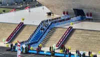 Inilah potret barisan jajar kehormatan di kanan dan kiri jalan yang akan dilalui Pasukan Kirab yang membawa Bendera Pusaka Merah Putih dari Monas. Jajar kehormatan ini terdiri dari taruna Akademi Militer (Akmil) dan Akademi Kepolisian (Akpol) terpilih. Foto: Instagram @presidenrepublikindonesia
