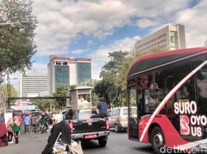 Jalan Gubernur Suryo Surabaya Mulai Padat Jelang Pesta Rakyat di Grahadi