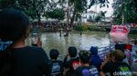 Jatuh Bangun, Peserta Akhirnya Taklukkan Pinang di Tengah Sungai Bekasi