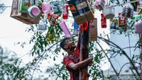 Setelah dua kali percobaan, mereka berhasil meraih bendera dan seluruh hadiah yang diperebutkan.