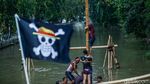Jatuh Bangun, Peserta Akhirnya Taklukkan Pinang di Tengah Sungai Bekasi