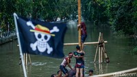 Kegembiraan pun pecah ketika peserta dan penonton bersama-sama menyanyikan lagu Indonesia Raya, menutup lomba dengan suasana penuh kebersamaan dan semangat kemerdekaan.