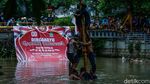 Jatuh Bangun, Peserta Akhirnya Taklukkan Pinang di Tengah Sungai Bekasi