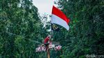 Jatuh Bangun, Peserta Akhirnya Taklukkan Pinang di Tengah Sungai Bekasi