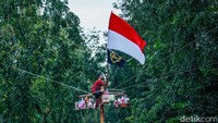 Saling menyemangati, kedua kelompok akhirnya bersatu menjelang maghrib untuk menaklukkan pinang.