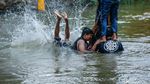 Jatuh Bangun, Peserta Akhirnya Taklukkan Pinang di Tengah Sungai Bekasi