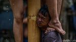 Jatuh Bangun, Peserta Akhirnya Taklukkan Pinang di Tengah Sungai Bekasi