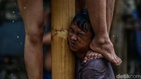 Kegiatan yang dimulai sejak siang hari ini sempat menimbulkan tawa dan tegang bagi warga maupun pengendara yang melintas di Jalan Kemakmuran dan Jalan Rawa Tembaga, Senin (18/8/2025).