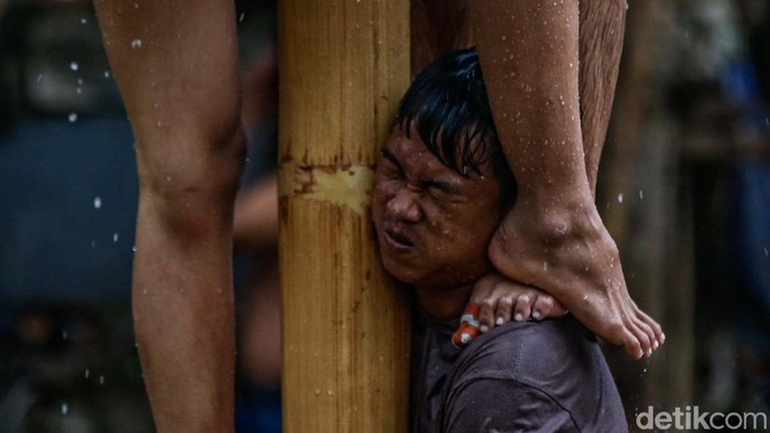 Suasana meriah tampak di aliran Sungai Bekasi, RW 02, Margajaya, Senin (18/8/2025), saat warga mengikuti lomba panjat pinang yang digelar dalam rangka memeriahkan HUT Kemerdekaan RI. Para peserta harus berjuang menaklukkan batang pinang yang licin di atas aliran air demi memperebutkan hadiah perabotan rumah tangga dan uang tunai senilai Rp 1 juta.