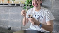  Sesekali, Jerome Polin menikmati es krim yang manis lembut. Salah satu varian es krim yang dinikmatinya adalah es krim cokelat. Foto: Instagram/@jeromepolin