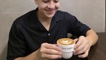 Potret Jerome Polin Minum Kopi hingga Matcha saat Liburan