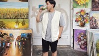 Pulang ke Indonesia, Jerome Polin menghabiskan waktu dengan jalan-jalan. Menikmati deretan lukisan di Braga, Jerome menggenggam segelas matcha sebagai teman perjalanannya. Foto: Instagram/@jeromepolin