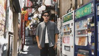 Selama menempuh pendidikan di Jepang, Jerome Polin juga memanfaatkan waktu kulineran. Mencoba produk vending machine dan berfoto di sekitarnya menjadi caranya untuk sekadar refreshing. Foto: Instagram/@jeromepolin