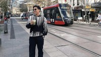 Pergi ke Eropa, Jerome Polin menyempatkan diri menikmati matcha di sana. Segelas es matcha menjadi penyejuk di tengah cuaca terik. Foto: Instagram/@jeromepolin