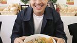 Potret Jerome Polin Minum Kopi hingga Matcha saat Liburan