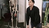 Baru-baru ini namanya disoroti sebab pernyataannya yang mengkritisi Menteri Keuangan, Sri Mulyani. Jerome Polin menanggapi terkait isu honor guru dari pemerintah. Foto: Instagram/@jeromepolin