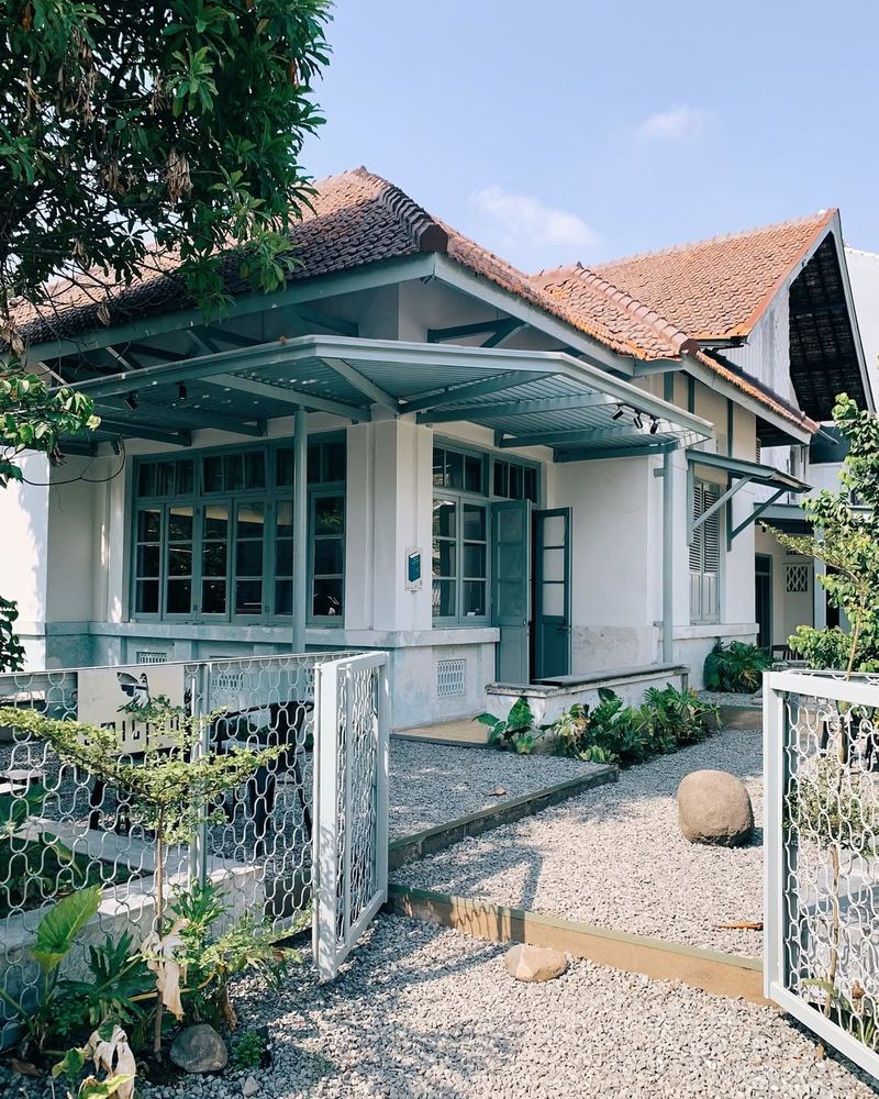 Kafe klasik di berbagai daerah yang menempati bangunan rumah Belanda