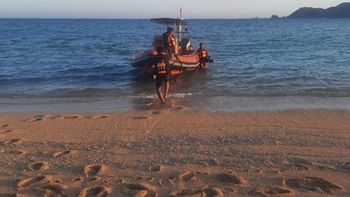 Kapal nelayan tenggelam di perairan Kuta Mandalika seusai alami kebocoran, Minggu malam (17/8/2025). (Dok. Humas SAR Mataram).