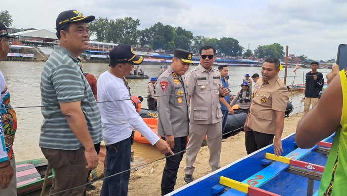Kapolda Riau Irjen Pol Herry Heryawan mengecek pengamanan Pacu Jalur di Tepian Narosa, Teluk Kuantan, Kuansing, Senin (18/8/2025).