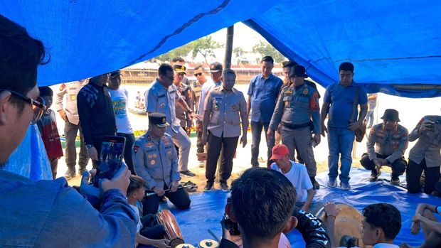 Kapolda Riau Irjen Pol Herry Heryawan mengecek pengamanan Pacu Jalur di Tepian Narosa, Teluk Kuantan, Kuansing, Senin (18/8/2025).