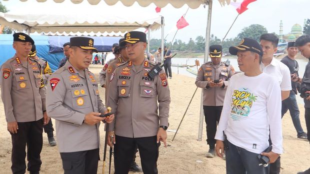 Kapolda Riau Irjen Pol Herry Heryawan mengecek pengamanan Pacu Jalur di Tepian Narosa, Teluk Kuantan, Kuansing, Senin (18/8/2025).