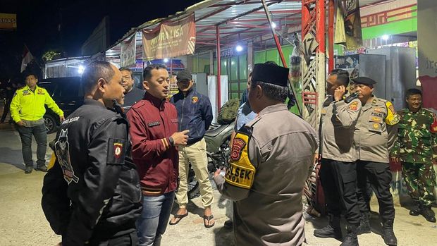 Kapolres Bogor AKBP Wikha Ardilestanto turun mendamaikan tawuran warga di Jasinga, Minggu (17/8/2025).
