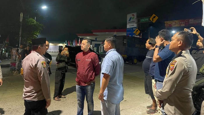 Kapolres Bogor AKBP Wikha Ardilestanto turun mendamaikan tawuran warga di Jasinga, Minggu (17/8/2025).