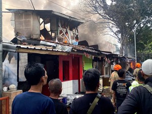 Bandelnya Warga Dekati Titik Kebakaran di Cilentah Bandung