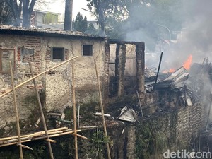 Video: Kebakaran Hanguskan 11 Bangunan di Cilentah Bandung