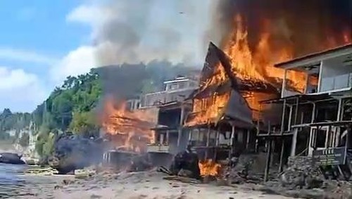 Kebakaran hebat melanda bekas bangunan hotel Blue Ocean di Pantai Bingin, Desa Pecatu, Kuta Selatan, Badung, Bali, Senin (18/8/2025). (Foto: Dok. Polsek Kuta Selatan)