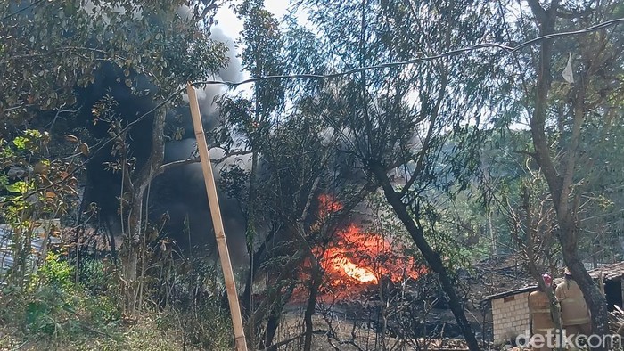 Kondisi sumur minyak yang meledak dan terbakar di Dusun Gedono, Gandu, Bogorejo, Blora, Senin (18/8/2025).