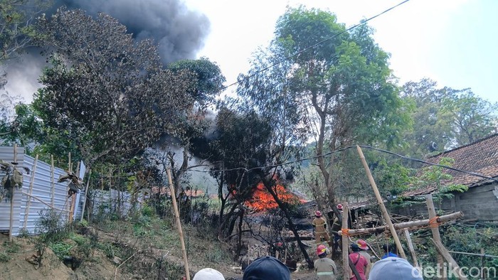 Kondisi sumur minyak yang meledak dan terbakar di Dusun Gedono, Gandu, Bogorejo, Blora, Senin (18/8/2025).